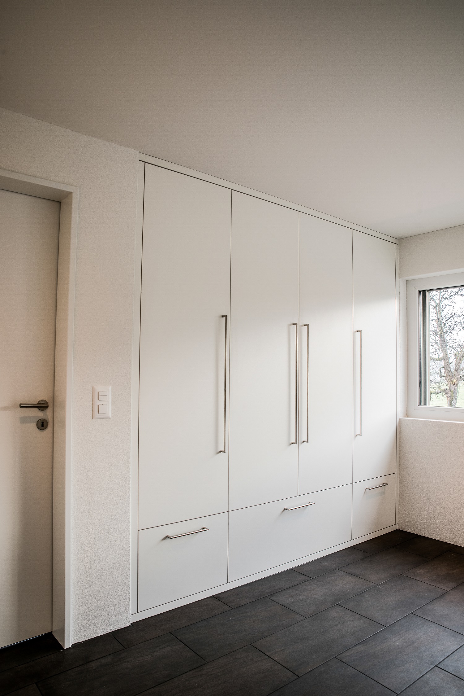 Einbauschrank schlicht weiss